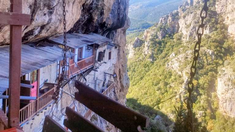 Το "Άγιον Όρος της Πελοποννήσου" μέσα σε κατάφυτες χαράδρες και πέτρινα μονοπάτια