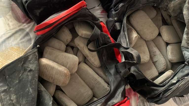 Ναρκωτικά σε Airbnb διαμέρισμα: Πώς η αστυνομία εντόπισε πάνω από 100 κιλά ηρωΐνης [εικόνες - βίντεο]