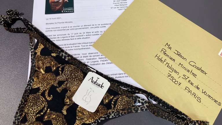 Γαλλία: &quot;Βομβαρδίζουν&quot; με...εσώρουχα τον πρωθυπουργό για να διαμαρτυρηθούν για το lockdown [Εικόνες]