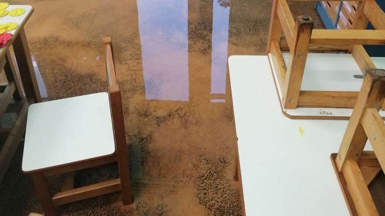 Πλημμύρισε το 3ο Νηπιαγωγείο Καλλιθέας: Οι δασκάλες έβαλαν τα νήπια όρθια στα θρανία [εικόνες]