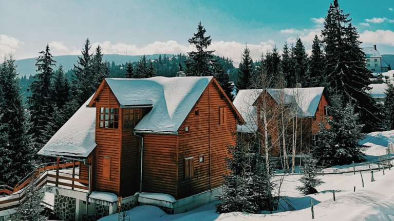 Πρίγκιπας Άντριου: Ξεπουλάει το σαλέ στην Ελβετία- Η Βασίλισσα δεν πληρώνει τα δικαστικά έξοδα για το σκάνδαλο Επστάιν