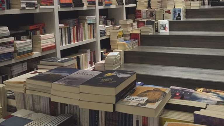Κλείνει οριστικά το βιβλιοπωλείο &quot;Επί Λέξει&quot; - Πουλάει όλα τα βιβλία προς 2 ευρώ το ένα - Η συγκινητική ανάρτηση