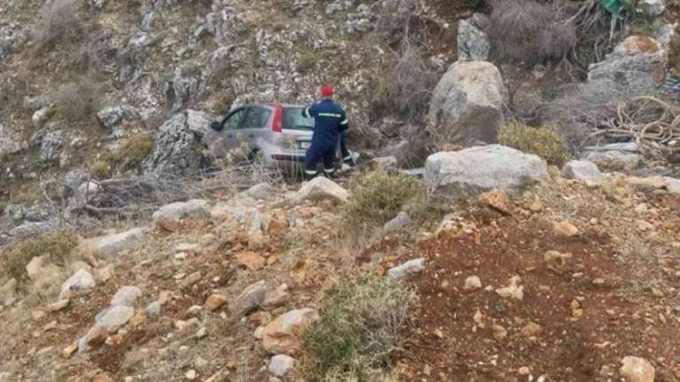 Χίος: Tροχαίο ατύχημα με 97χρονο οδηγό - Έπεσε σε χαράδρα και τραυματίστηκε [εικόνες]