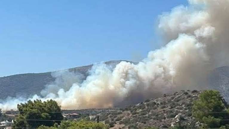 Κορωπί: Οριοθετήθηκε η φωτιά - Μήνυμα από το 112 για απομάκρυνση, στη μάχη 9 εναέρια μέσα