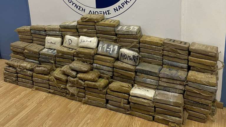 Tεράστια ποσότητα κοκαΐνης σε τσουβάλια καφέ σε εμπορευματοκιβώτιο, στο λιμάνι του Πειραιά