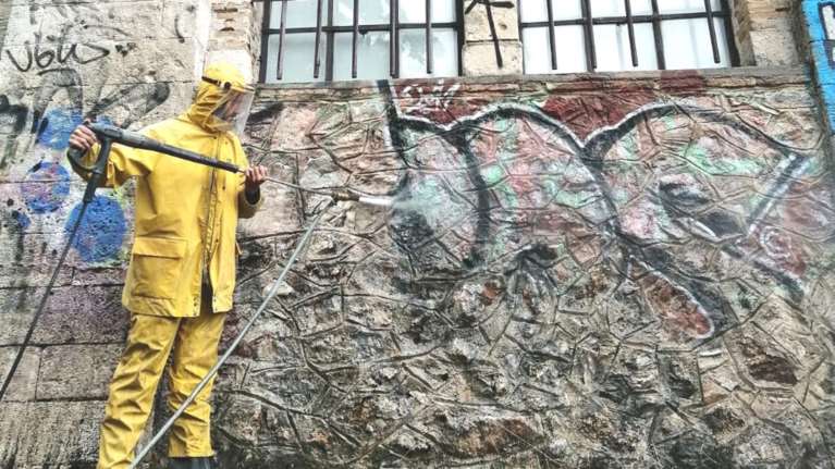 Αντιγκράφιτι από τον Δήμο Αθηναίων στο ιστορικό κτίριο &quot;Πιλ-Πουλ&quot; [Εικόνες]