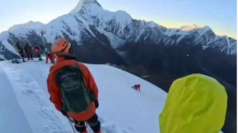 Κίνα: Έκανε ορειβασία, έφτασε σε μια ψηλή κορυφή και έλυσε το σχοινί του για να βγάλει σέλφι - Γλίστρησε στον θάνατο [Βίντεο]