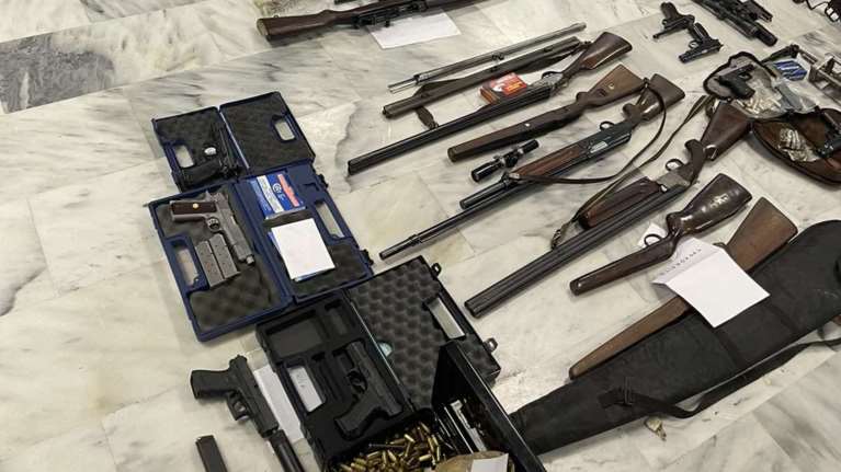 Λαθρεμπόριο όπλων στα Χανιά: Βρέθηκε ολόκληρο οπλοστάσιο - 7 συλλήψεις [εικόνες]