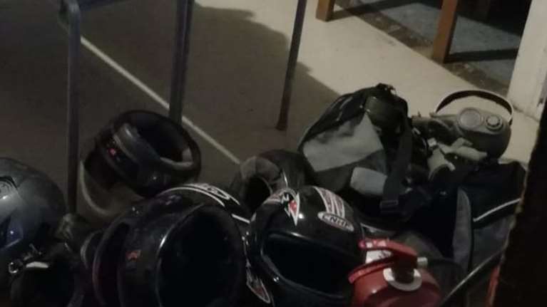 Μεγάλη αστυνομική επιχείρηση στα Εξάρχεια: Εκκένωση δύο κτιρίων - Βρέθηκαν κοντάρια, κράνη και λοστοί [εικόνες]