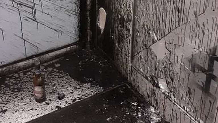 Επίθεση στο Action24 με μολότοφ, μπογιές και φέιγ βολάν υπέρ του Κουφοντίνα - Οι πρώτες εικόνες