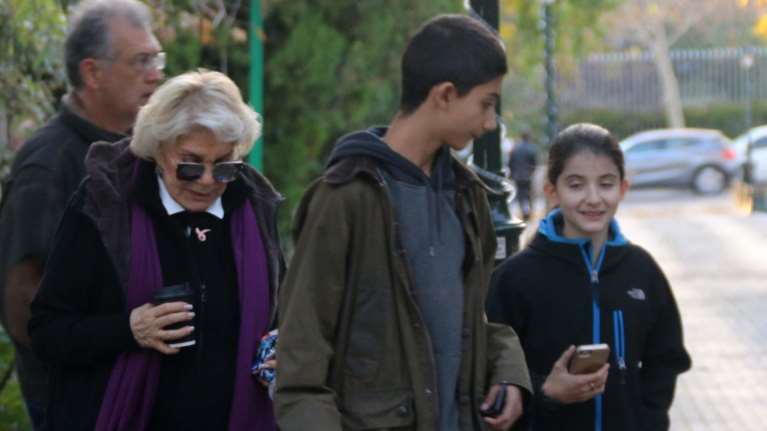 Η Μαρινέλλα στον ρόλο της γιαγιάς: Το γεύμα σε γνωστό εστιατόριο στο κέντρο της Κηφισιάς με τα δύο εγγόνια της
