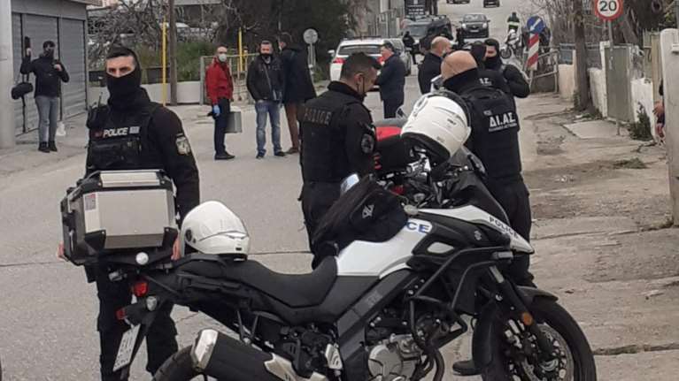 Φαρ ουέστ στο Μενίδι τα ξημερώματα: Καταδίωξη με πυροβολισμούς και έναν αστυνομικό τραυματία