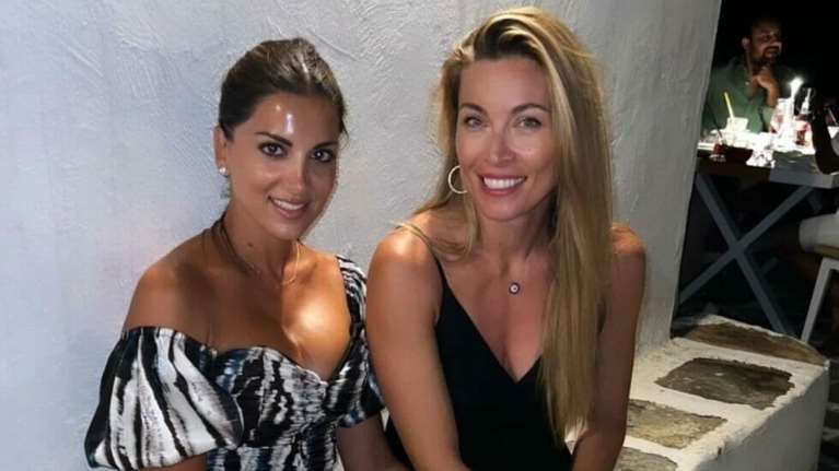 Δείπνο στην Πάρο: Το λευκό κροσέ φόρεμα της Χρουσαλά, το tropical φλοράλ της Τσιμτσιλή και το girly look της Καλομοίρας