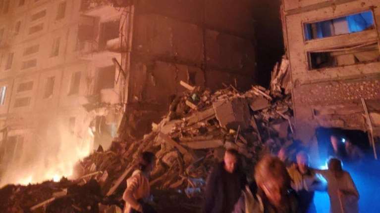 Ουκρανία: Δεκάδες νεκροί και τραυματίες στη Ζαπορίζια - &quot;Βομβάρδισαν πολυκατοικίες οι Ρώσοι&quot; [βίντεο]