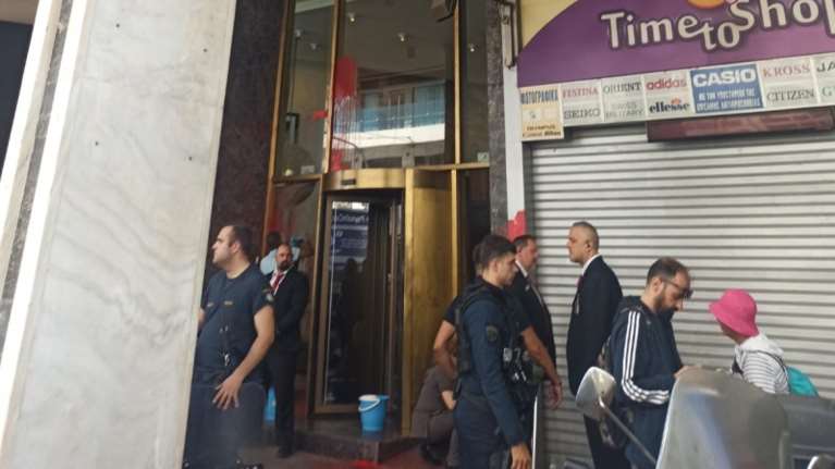 Επίθεση με μπογιές σε ξενοδοχείο της Ομόνοιας - Γίνεται συνέδριο για την ενίσχυση της συνεργασίας Ελλάδας – Ισραήλ