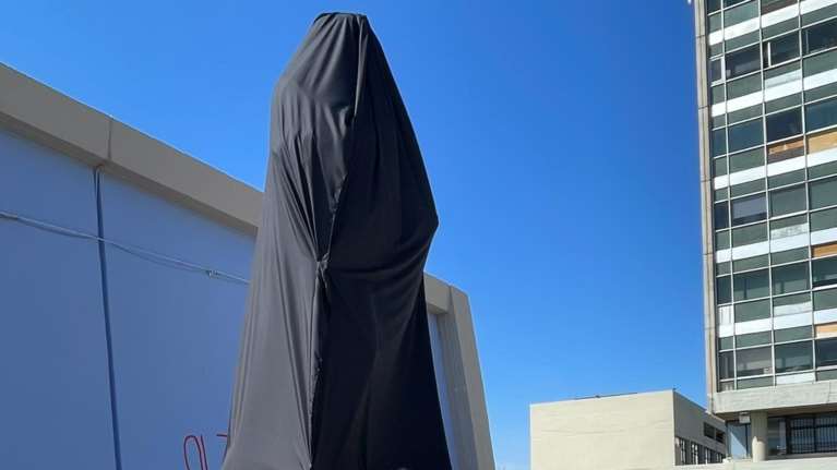 Τραγωδία στα Τέμπη: Στα "μαύρα" το άγαλμα του Αριστοτέλη για τους αδικοχαμένους φοιτητές του ΑΠΘ