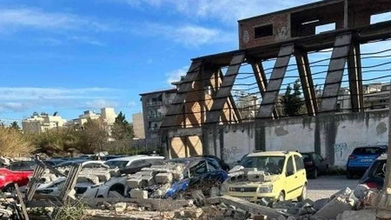 Θεσσαλονίκη: Τοίχος έπεσε από τον αέρα και καταπλάκωσε αυτοκίνητα [εικόνες - βίντεο]