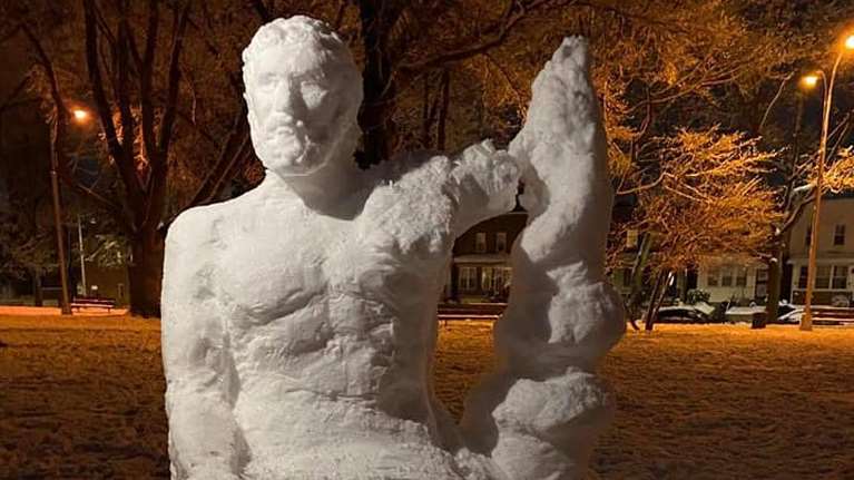 Νέα Υόρκη: Άγαλμα του Ιπποκράτη από χιόνι έφτιαξαν ελληνοαμερικανοί καλλιτέχνες στο Astoria Park [εικόνες]