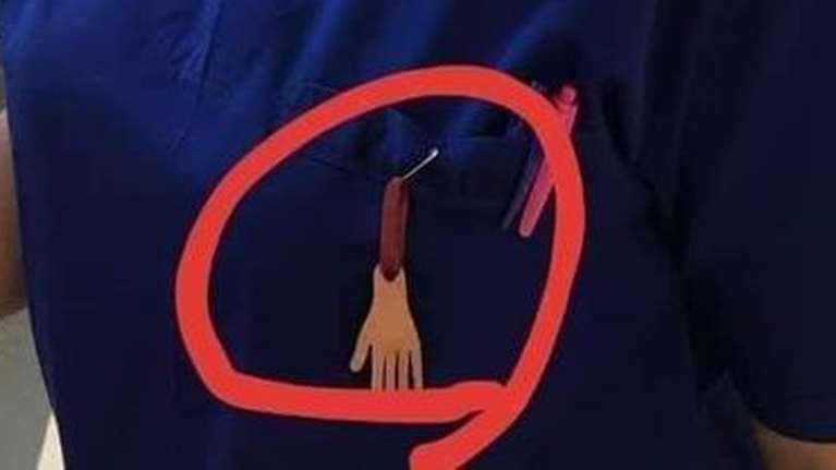 &quot;Θεωρίες συνωμοσίας&quot; πίσω από το κόσμημα που φορούσε η πρώτη νοσηλεύτρια που εμβολιάστηκε κατά του κορονοϊού