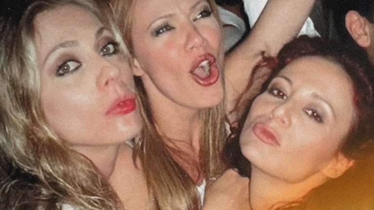 &quot;Στο Παρά Πέντε&quot;: Αδημοσίευτες φωτογραφίες πριν από 20 χρόνια με την παρέα να γλεντάει [εικόνες]