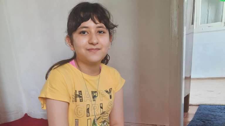 Από τη Μόρια στη Βοστόνη με υποτροφία: Η συγκλονιστική ιστορία της 12χρονης Αρεζού από το Αφγανιστάν