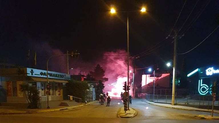 Επεισόδια στον Ασπρόπυργο: Κάτοικοι αντιδρούν στο lockdown - Πέτρες και μολότοφ κατά των ΜΑΤ [βίντεο]