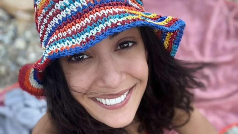 Η Ευγενία Σαμαρά ποζάρει με μαγιό: Απολαμβάνει τις διακοπές της και το ηλιοβασίλεμα [εικόνες]