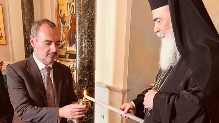 Ιεροσόλυμα: Η στιγμή που το Άγιο Φως παρελήφθη από τον υφυπουργό Εξωτερικών Ανδρέα Κατσανιώτη