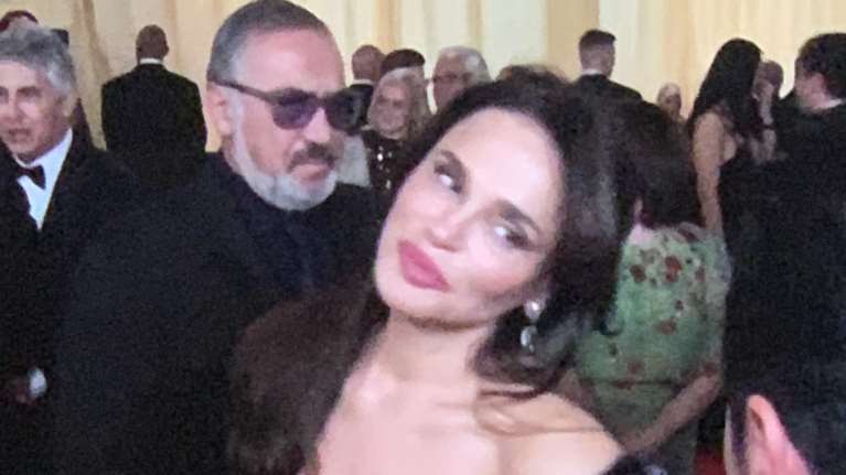 Σίλια Κριθαριώτη: Στο κόκκινο χαλί των Όσκαρ με τον εφοπλιστή Νίκο Τσάκο - Το έξωμο φόρεμα με το εντυπωσιακό μπουστιέ