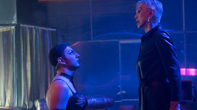 Σαρώνουν τα "Κόκκινα Φανάρια" του Μπισμπίκη - Παράταση παραστάσεων στο Cartel