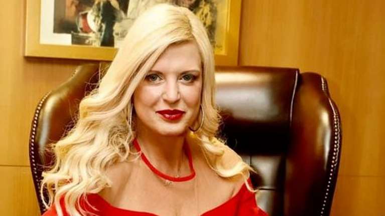 Η Μαρίνα Πατούλη ντύθηκε &quot;κόκκινη&quot; για να γιορτάσει την Εργατική Πρωτομαγιά