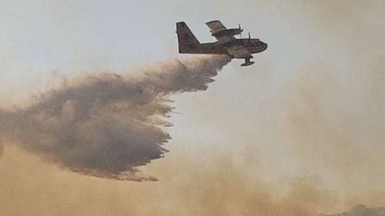 Συναγερμός στο Μενίδι: Κεραυνοί προκάλεσαν διάσπαρτες εστίες φωτιάς - Επί τόπου ισχυρές δυνάμεις της Πυροσβεστικής