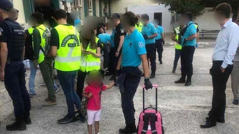 Εκκενώθηκε κατάληψη στο Λαύριο με δομή προσφύγων - Απομακρύνθηκαν 53 διαμένοντες [εικόνες - βίντεο]