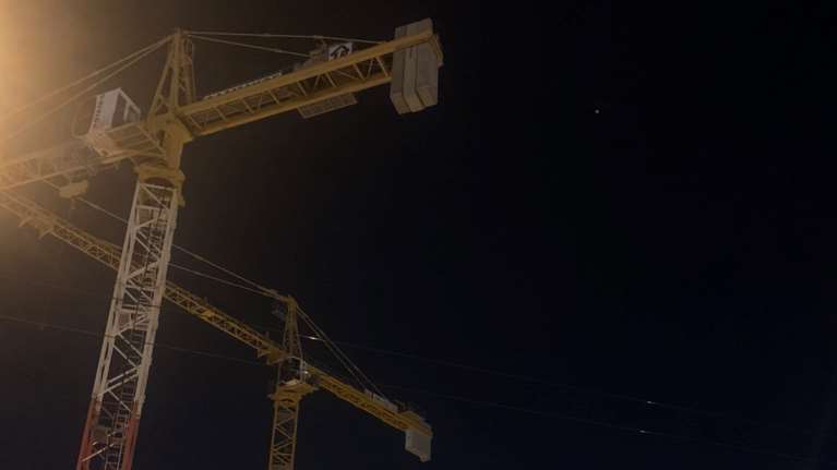 Πειραιάς: Άντρας ανέβηκε σε γερανό και απειλούσε να αυτοκτονήσει