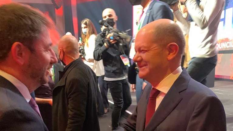 Η πρώτη εμφάνιση Ανδρουλάκη στους Ευρωσοσιαλιστές: Καρφιά σε Ισπανία για τα όπλα στην Τουρκία - Τετ α τετ με Σολτς