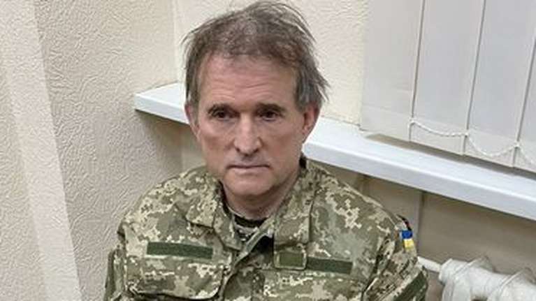 Ουκρανία: Με χειροπέδες ο βουλευτής Βίκτορ Μεντβεντσούκ για προδοσία - Στενός φίλος και κουμπάρος του Πούτιν