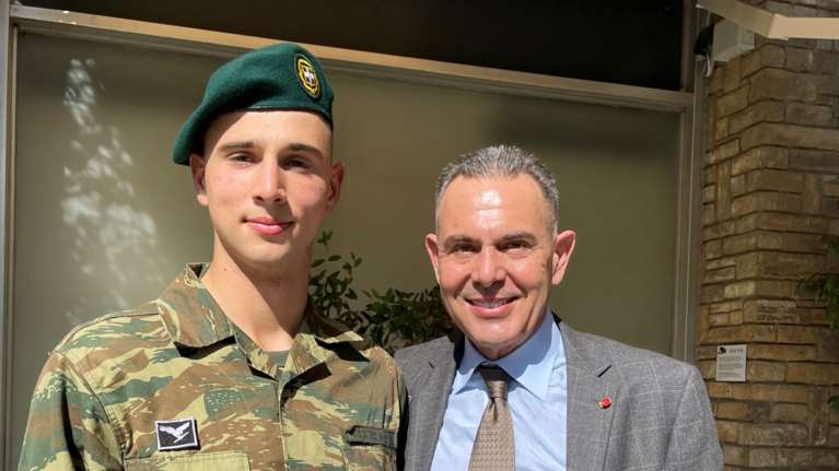 Πάνος Καμμένος: Ποζάρει όλο καμάρι δίπλα στον καταδρομέα γιό του