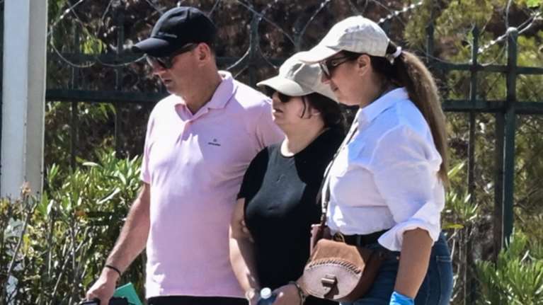 Π.Φάληρο: Με μαύρα γυαλιά και καπέλο βγήκε η μητέρα από τον ανακριτή - Πήρε προθεσμία για τον θάνατο της κόρης της