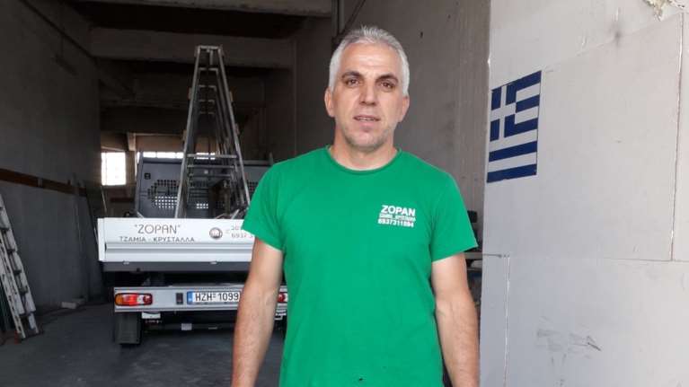 Αρκαλοχώρι: Γλίτωσε από θαύμα και μαγειρεύει για τους σεισμόπληκτους - Η συγκινητική ιστορία του Σάτζα Σπετίμ