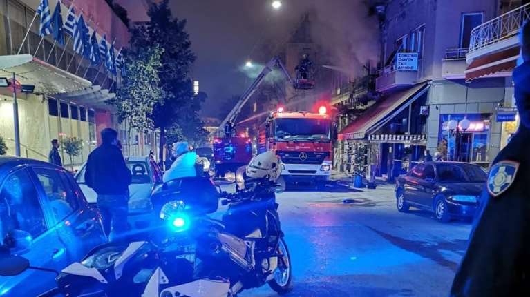 Πυρκαγιά σε εγκαταλελειμμένο κτήριο στην Αθήνα - Επιχειρεί μεγάλη δύναμη της Πυροσβεστικής
