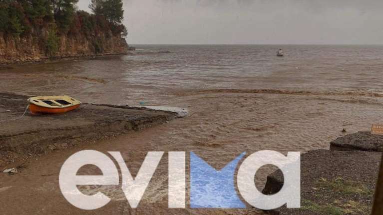Βόρεια Εύβοια: Η κακοκαιρία εξαφάνισε την παραλία των Λουτρών - Κίνδυνος πλημμύρας στην Αγία Άννα  - Έκτακτο δελτίο επιδείνωσης καιρού