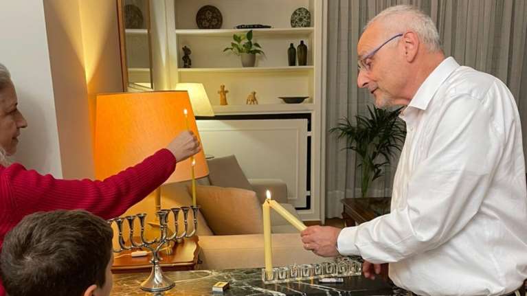 Ο πρέσβης του Ισραήλ στην Ελλάδα άναψε το πρώτο κερί του Χανουκά: &#39;Με την ελπίδα οι 138 όμηροι να επιστρέψουν σπίτι ασφαλείς&quot;