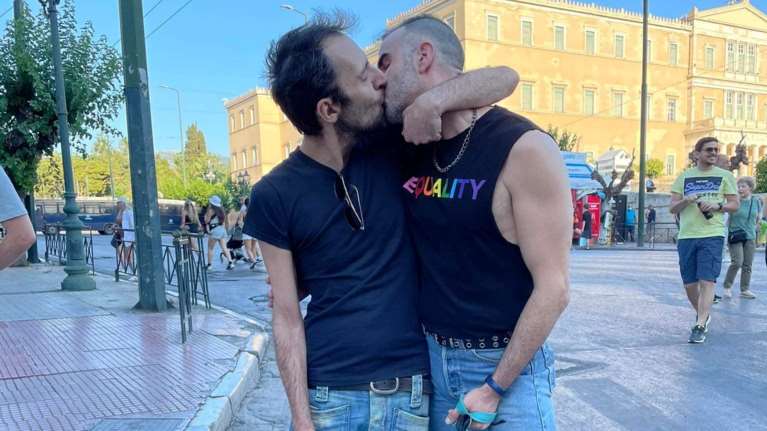 &quot;Δεν προκαλεί, δεν απειλεί&quot;: Το φιλί του Αύγουστου Κορτώ με τον σύζυγό του στο Pride [εικόνα]