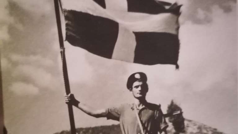 Πέθανε σε ηλικία 99 ετών ο αντάρτης του ΕΛΑΣ Αντώνης Αρβανίτης - Η διάσημη φωτογραφία του με τη σημαία
