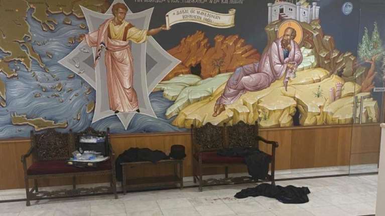 Επίθεση με βιτριόλι στη Μονή Πετράκη: Για απόπειρα ανθρωποκτονίας κατά συρροή ο ιερέας - &quot;Βαραίνει&quot; το κατηγορητήριο