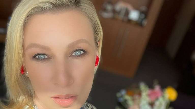 Η Ζαχάροβα συνεχίζει αμέριμνη τις διακοπές της - &quot;Ερωτεύτηκα και αυτό είναι σοβαρό&quot;