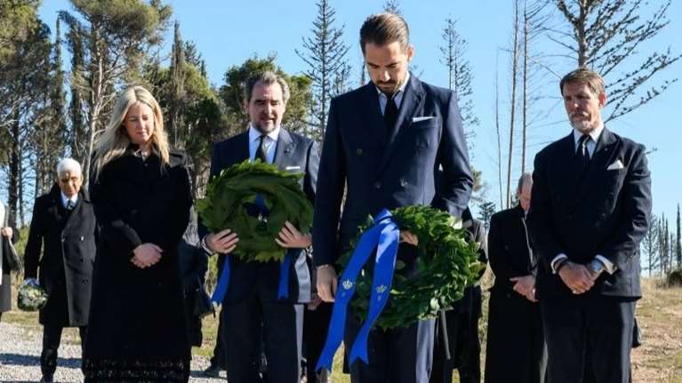 Οι φωτογραφίες από το μνημόσυνο του τέως βασιλιά Κωνσταντίνου - Σε πολύ κλειστό κύκλο στο Τατόι