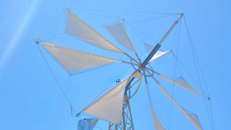 Ηράκλειο: Εγκαταστάθηκε ο πρώτος ενεργειακός ανεμόμυλος στο Οροπέδιο Λασιθίου [Εικόνες]
