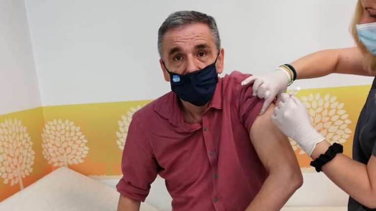 Ο Τσακαλώτος έκανε δεύτερη δόση AstraZeneca με... καρφιά για τον Μητσοτάκη και το ανοιχτό πουκάμισο [εικόνα]