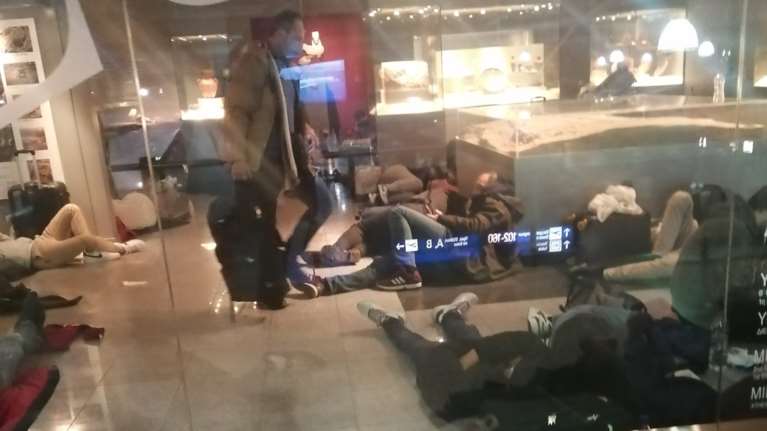 Οργή από εγκλωβισμένους και νηστικούς επιβάτες στο αεροδρόμιο Ελ. Βενιζέλος- Κοιμήθηκαν στο πάτωμα [εικόνες - βίντεο]